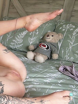 4â€™9â€ And 84 Pounds With A Juicy Pussy, Wanna Taste? :)